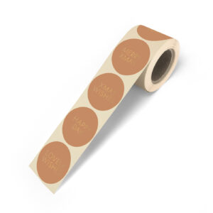 Xmas Wishes '25 - Cadeaustickers op rol 500 - fudge/goud
